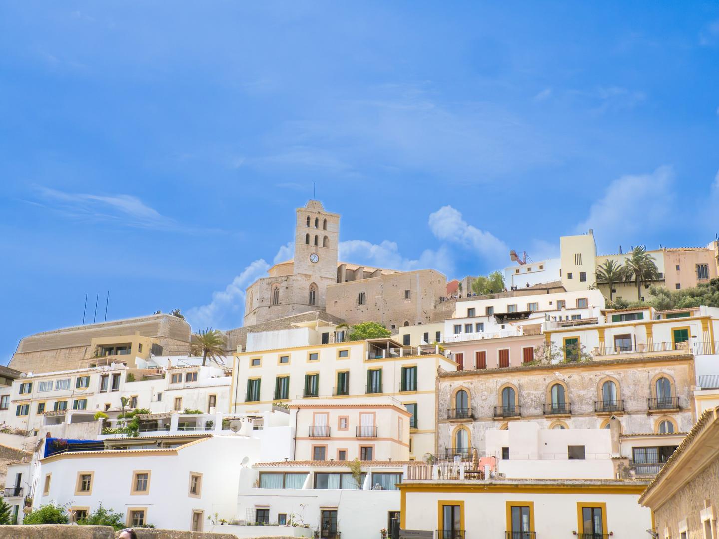 Крепость Dalt Vila над городом