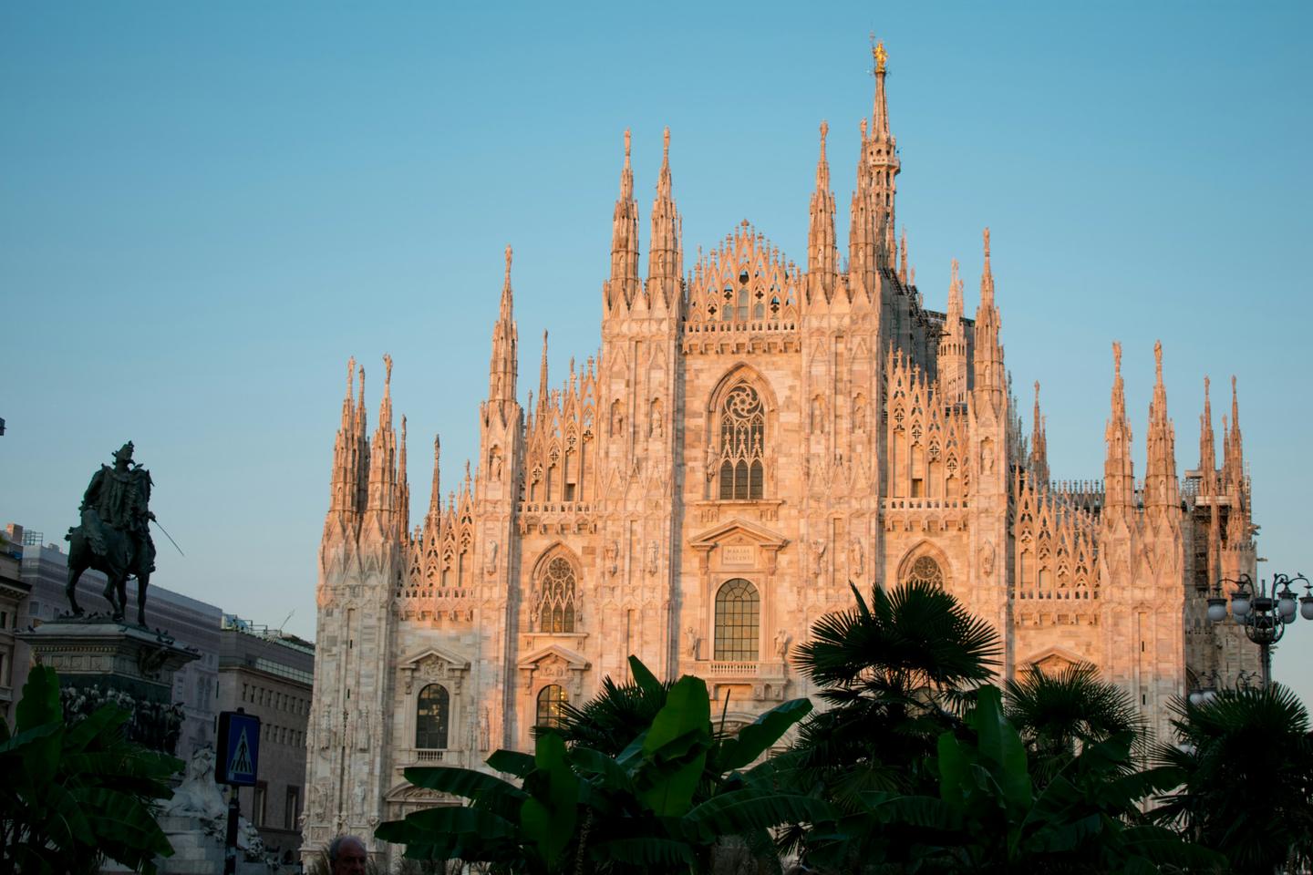 Миланский собор Duomo в золотом свете