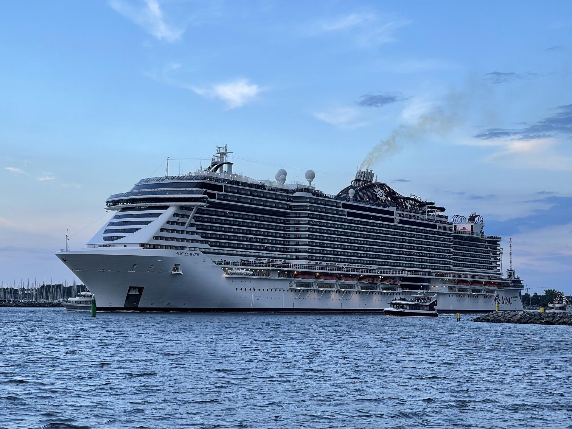 Лайнер MSC Seaview у причала