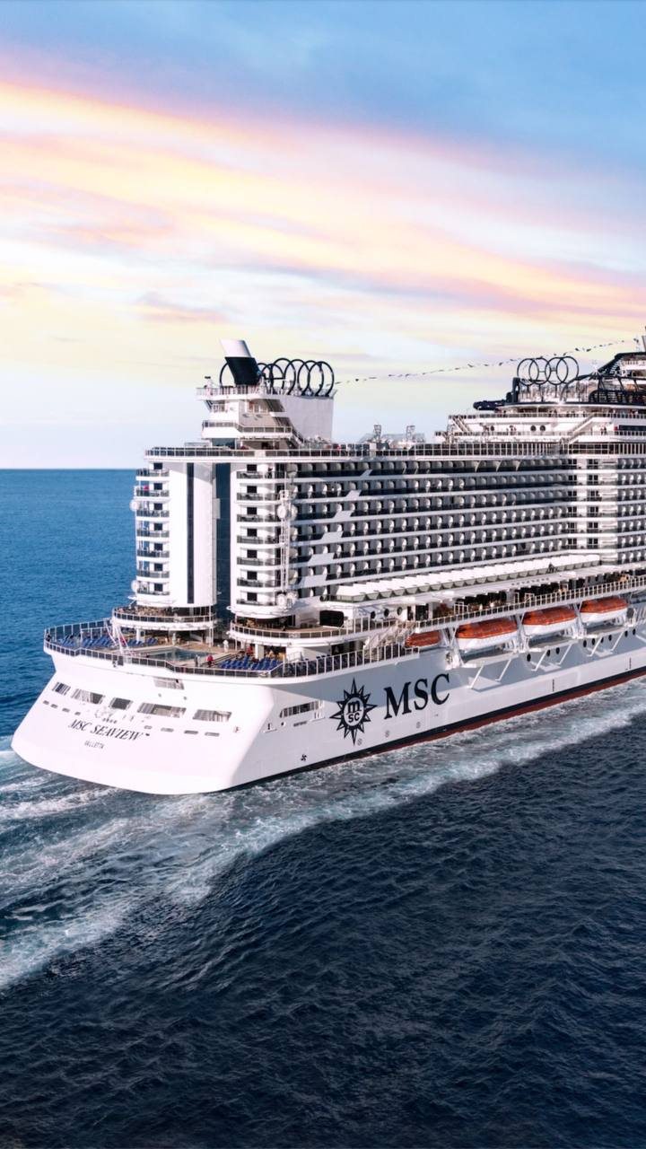 MSC Seaview в открытом море на закате