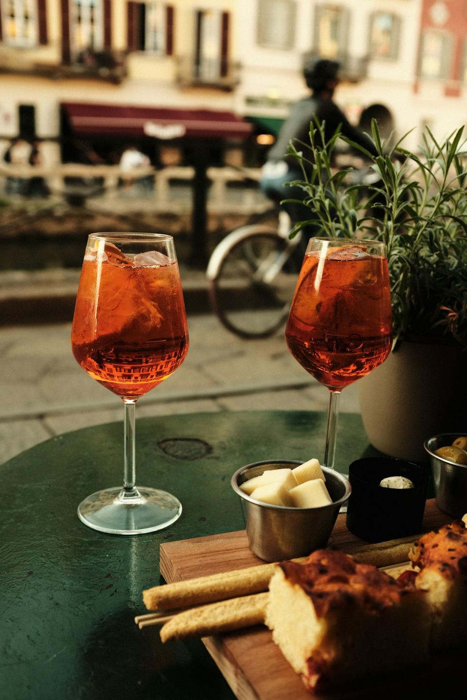 Два бокала Aperol Spritz в Милане